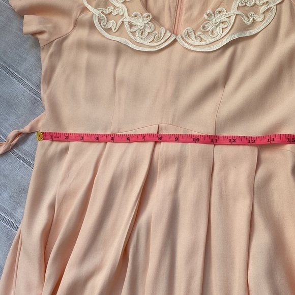 Expo Petite vintage peach midi dress with ribbon collar. - Picture 7 of 15